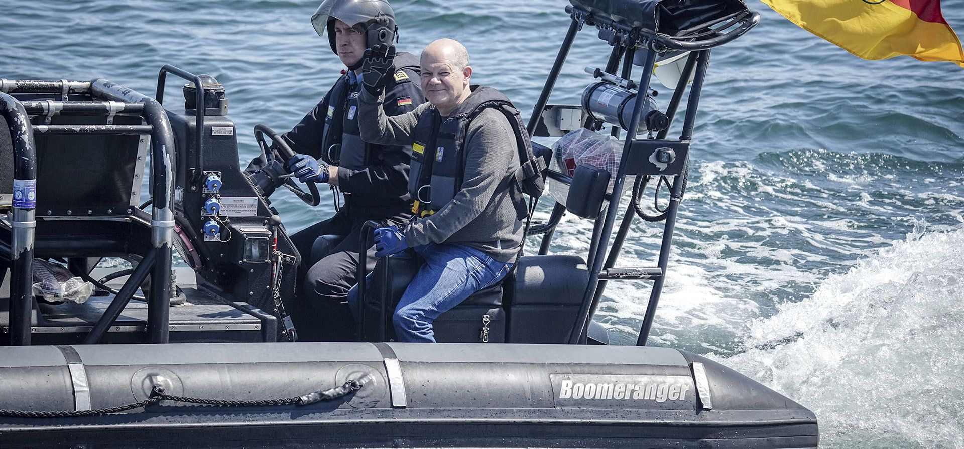 El canciller alemán Olaf Scholz es conducido en un barco desde la fragata El canciller alemán Olaf Scholz es conducido en un barco desde la fragata