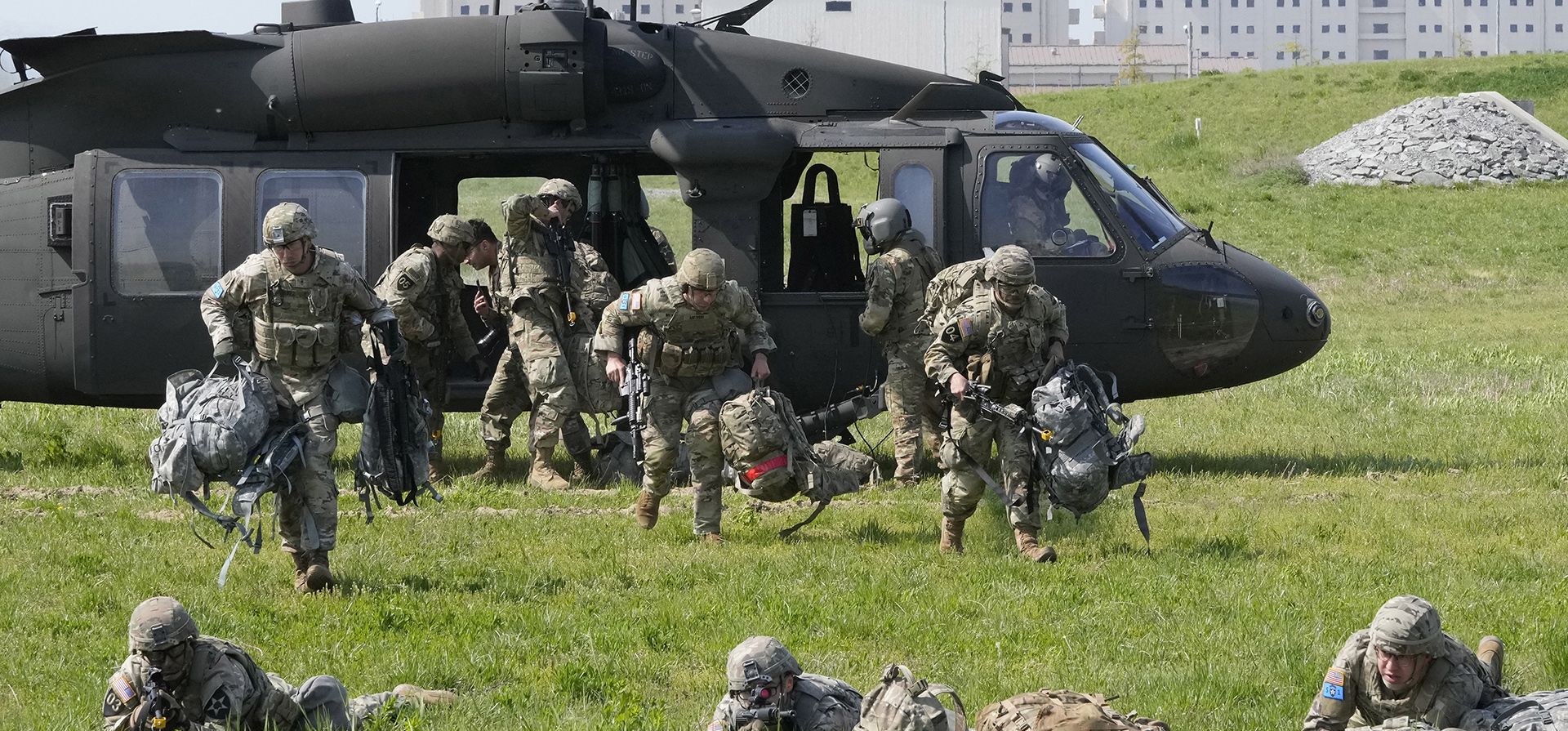 Soldados estadounidenses de la 2.ª División de Infantería desembarcan de un helicóptero estadounidense en una misión de asalto aéreo durante las competencias Best Warrior y Best Squad en Camp Humphreys en Pyeongtaek, Corea del Sur, el miércoles 4 de mayo de 2022.