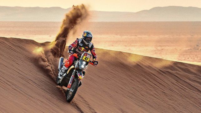 &nbsp;Kevin Benavides en el podio de la tercera etapa del Dakar.