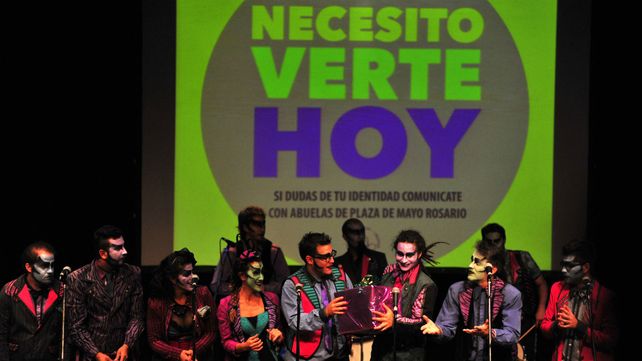 La murga “Los vecinos re contentos” se sumó en 2014 a la “Varieté por la identidad” que se realizó en el teatro Príncipe de Asturias del Parque España.