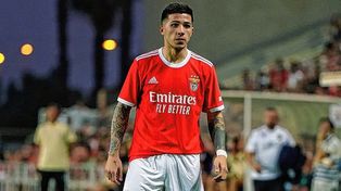 Enzo Fernández llegó a Portugal, se puso la camiseta de Benfica y participó en el triunfo amistoso 3-0 sobre Niza.