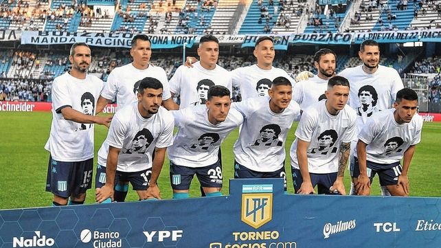 En el partido entre Racing y Defensa y Justicia homenajearon a Diego Maradona.