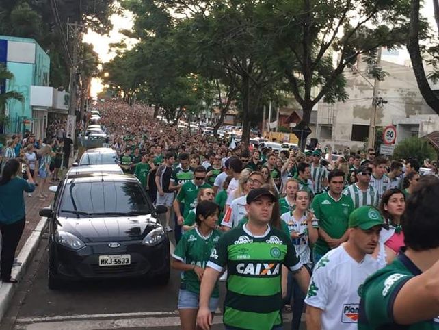 Una multitud rinde homenaje a los futbolistas de Chapecoense en el estadio Arena Condá
