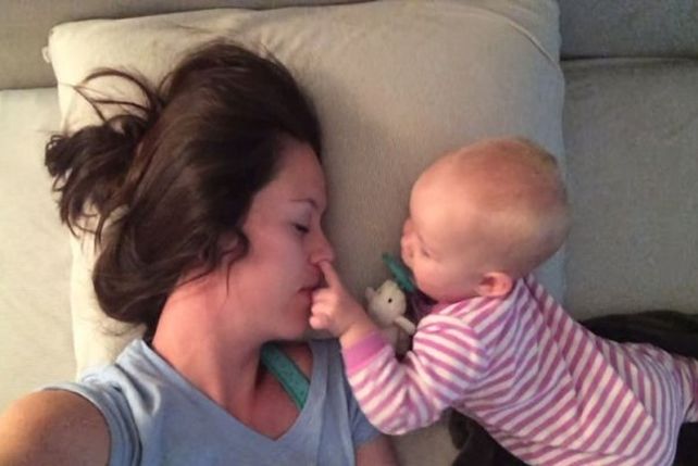 El video del bebé que no deja dormir a su mamá es furor en la red