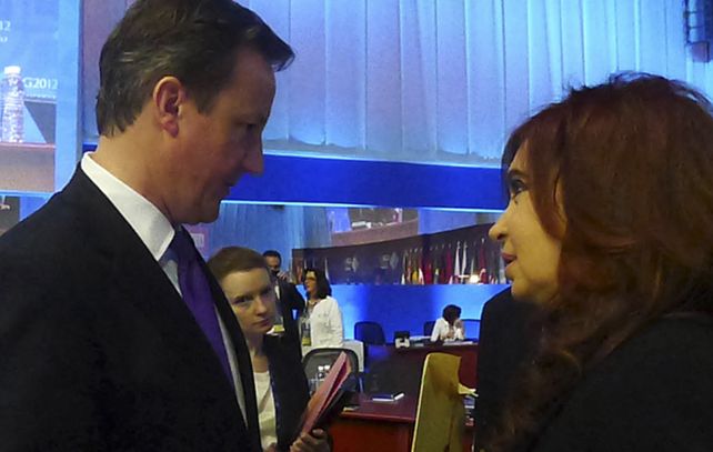 Cameron y Cristina se encontraron informalmente en el centro de convenciones donde se realizó la cumbre del G-20. En un breve intercambio de palabras