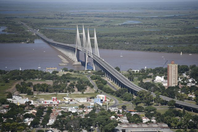 Cientos de rosarinos y baigorrienses transitan entre ciudades con el Puente Rosario-Victoria como testigo