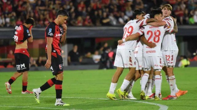 Estudiantes llegó a los 15 puntos y está en la cima de la Zona A junto a Vélez.