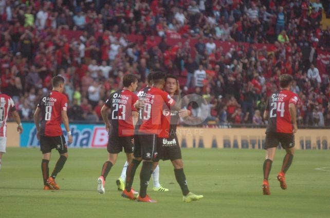 El Pulga Rodríguez se vistió de héroe y Colón ganó una final ante Estudiantes