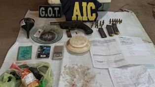 Hubo 12 allanamientos en San Javier, cuatro en la ciudad de Santa Fe (entre ellas una subcomisaría) y dos en Rosario, uno de los cuales fue en el destacamento policial de barrio Rucci.&nbsp;
