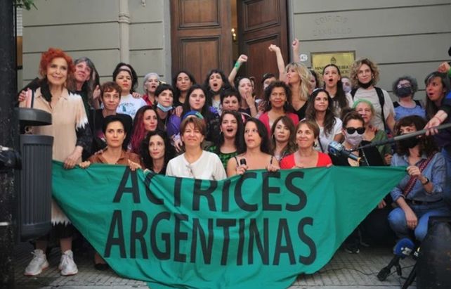 El colectivo Actrices Argentinas acompañó a Thelma Fardin en su declaración en el juicio por abuso contra Juan Darthés.