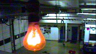 Una lamparita lleva 107 a&ntilde;os encendida iluminando una estaci&oacute;n de bomberos