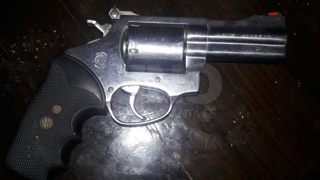 Tiroteo con tres detenidos y el secuestro de dos armas de fuego cargadas