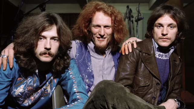Clapton (primero desde la izquierda) junto a Ginger Baker y Jack Bruce. El trío Cream marcó un hito importante en el rock.