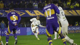 La pelota de Campaz llegará a la red de Brey. Será el descuento de Central que casi le da el empate en el final.
