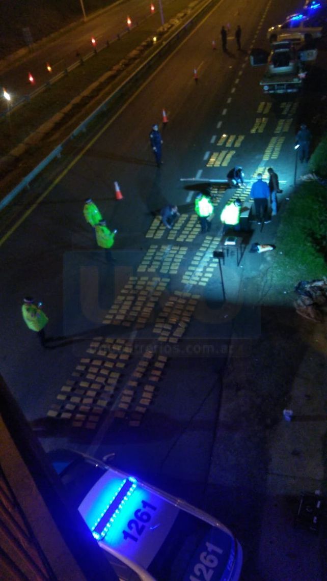 Conteo de panes. En la noche del domingo comenzó el control de la droga incautada.