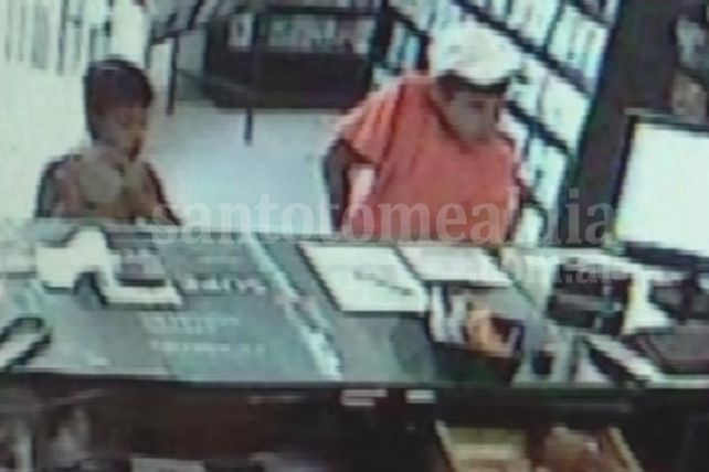 Santo Tomé: dos chicos de 9 y 12 años asaltaron un videoclub ante las cámaras