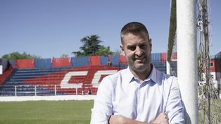 En su hábitat natural. El joven titular de Tablada, Omar Vicente, en un renovado Gabino Sosa. Central Córdoba crece día a día.&nbsp;