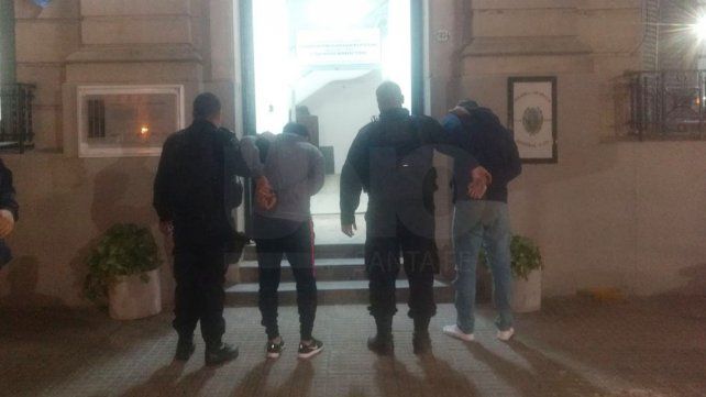 Infraganti. El momento en que trasladaban a los detenidos a la seccional.&nbsp;