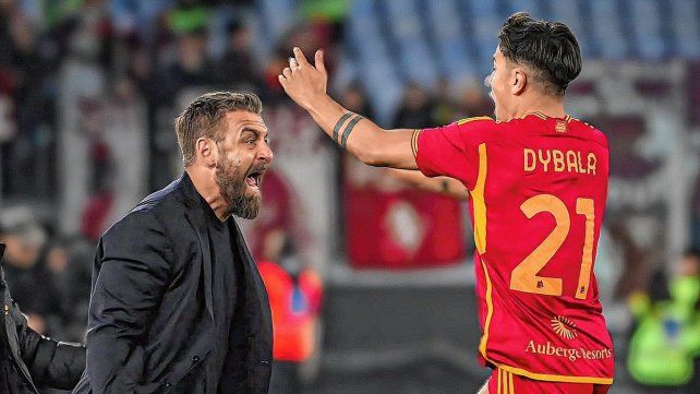 Paulo Dybala se va a abrazar con su entrenador