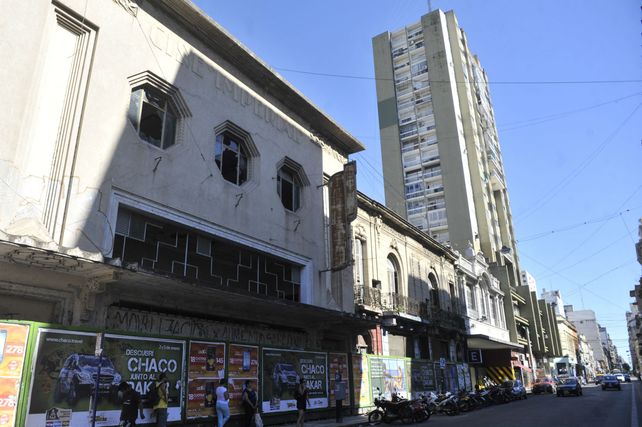 Corrientes al 400. En esa cuadra un viejo cine estilo art decó y dos casonas que integran el catálogo patrimonial ya están valladas.