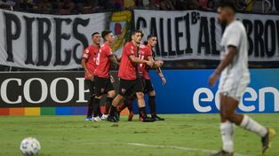 El festejo de Newells que quedaría trunco en Santiago del Estero. El VAR llamó a Fernando Espinoza y vio falta de Juanchón García.