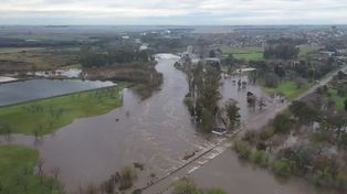 Desde el aire, el avance del río sobre la ruta 9 durante la tarde ayer revela la magnitud de la emergencia en jurisdicciones de Correa y Carcarañá.