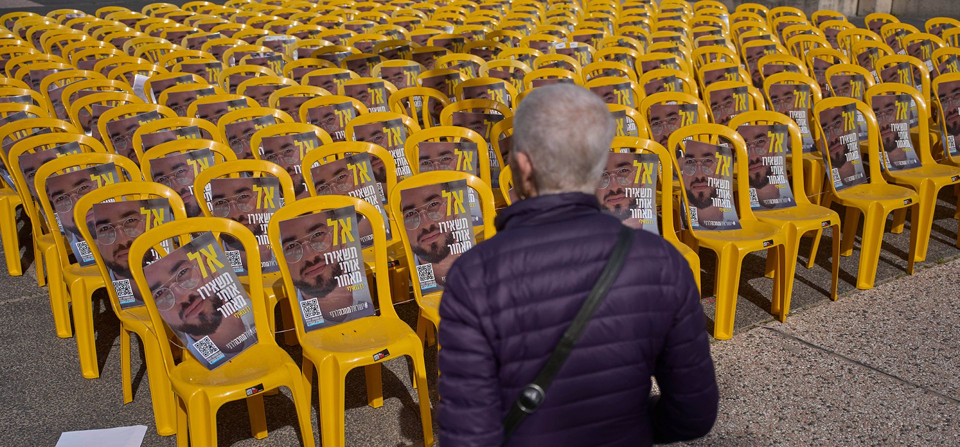 Una mujer camina junto a sillas con fotos de Ran Gvili, el último rehén en Gaza que murió mientras luchaba contra militantes de Hamas durante el ataque del 7 de octubre de 2023, un día después de que se recuperaran sus restos, en una plaza conocida como la Plaza de los Rehenes, en Tel Aviv, Israel, el martes 27 de enero de 2026. (Foto AP/Ohad Zwigenberg) Una mujer camina junto a sillas con fotos de Ran Gvili, el último rehén en Gaza que murió mientras luchaba contra militantes de Hamas durante el ataque del 7 de octubre de 2023, un día después de que se recuperaran sus restos, en una plaza conocida como la Plaza de los Rehenes, en Tel Aviv, Israel, el martes 27 de enero de 2026. (Foto AP/Ohad Zwigenberg)