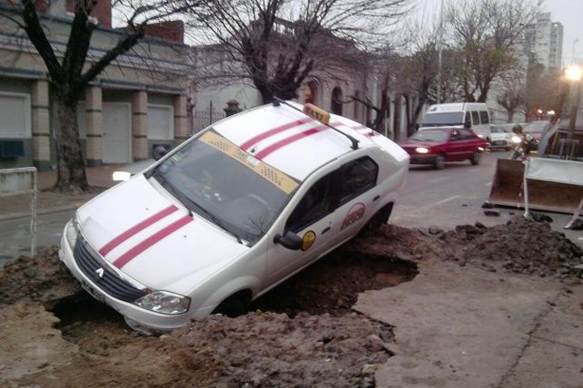 Taxi quedó sumergido casi por completo dentro de un pozo