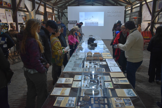 Para la apertura, de 20 de agosto, se expusieron trabajos de la artista Beatriz Cora y las excavaciones arqueológicas en la laguna de Melincué.