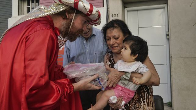 La caravana de Reyes comenzó en la Maternidad Martin y siguió por otros efectores públicos