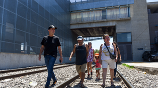Uno de los andenes de la estación de trenes Rosario Sur no tiene techo ni cuenta con ninguna separación física con las viviendas lindantes.