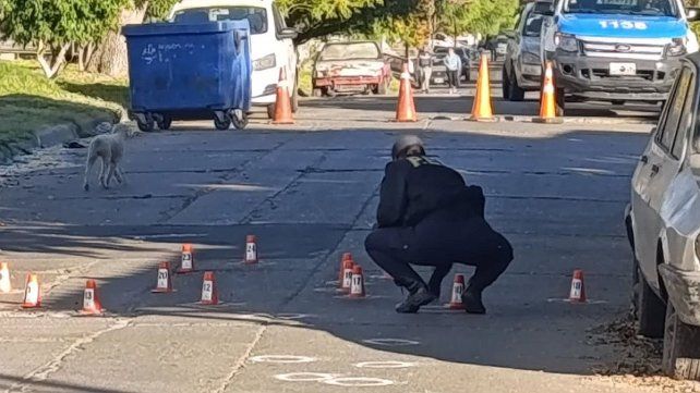 Desde una moto balearon una vivienda. La Policía levantó al menos 25 vainas servidas de grueso calibre en calle Pringles