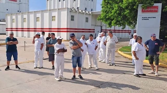 Trabajadores de la empresa láctea Verónica acampan frente a la planta de Lehmann por la paralización de la producción y salarios adeudados