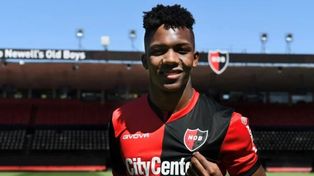 Djorkaeff Reasco no logró convertirse en un jugador indiscutido en el equipo y Newells decidió transferirlo para liberar un cupo.