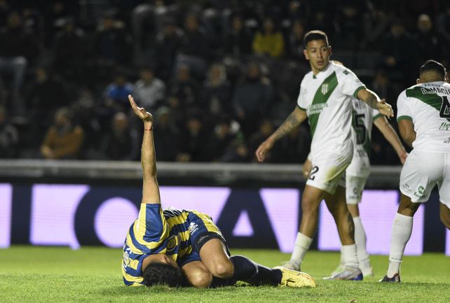 Octavio Bianchi da muestras de dolor tras el penal que le cometieron ante Banfield. Sigue sin poder convertir con la camiseta de Central.