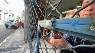 Un comerciante cierra con cadena y candado su negocio este martes en Córdoba.
