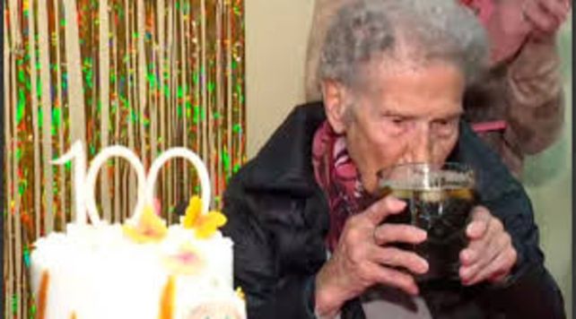 Tiene 100 años, se vacunó contra el coronavirus y lo festejó con un Fernet