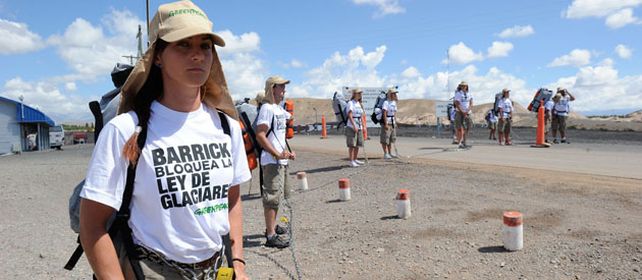 Manifestantes ecologistas bloquean el ingreso al emprendimiento minero Pascua Lama.