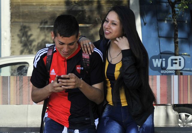Una demostración de amor y también una foto que merece imitarse en esta ciudad atravesada por dos pasiones futboleras.