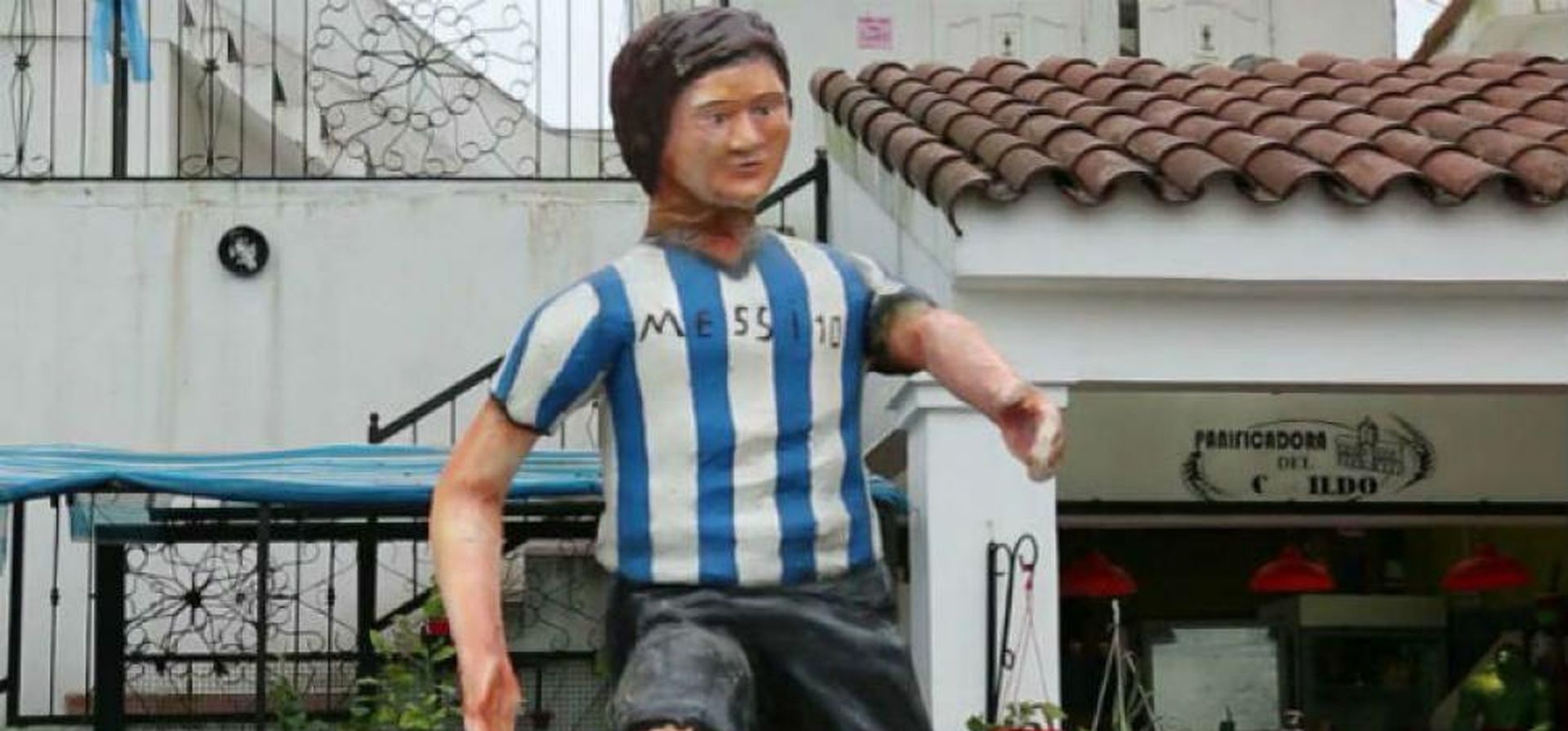 La verdadera historia de la estatua de Messi más fea del mundo y el misterio sobre su paradero