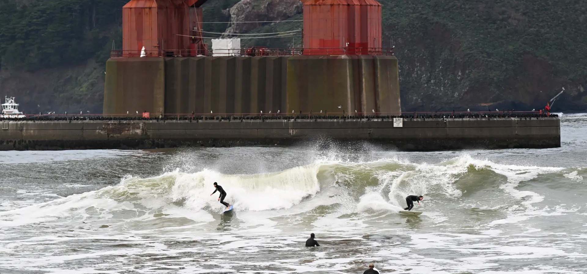 Surfistas bajo el puente Golden Gate durante el tiempo lluvioso en California, San Francisco, Estados Unidos. Fotografía: Tayfun Coskun/Anadolu/Getty Images Surfistas bajo el puente Golden Gate durante el tiempo lluvioso en California, San Francisco, Estados Unidos. Fotografía: Tayfun Coskun/Anadolu/Getty Images