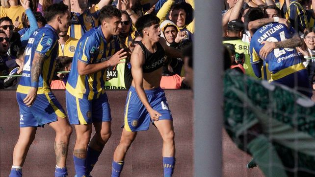 El momento en que Alejo Veliz lo acompaña para que quede solo de cara a la hinchada. Disfrutalo