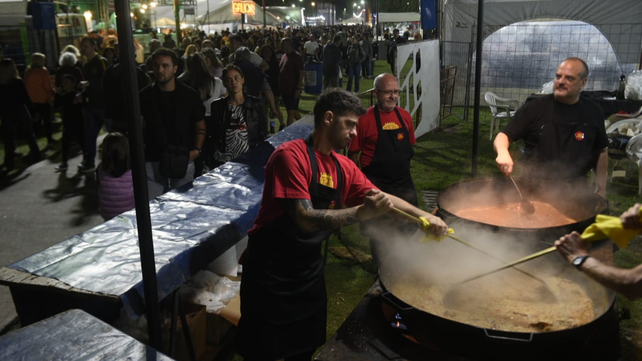 Miles de personas disfrutaron del primer día de la Fiesta de Colectividades en Rosario.