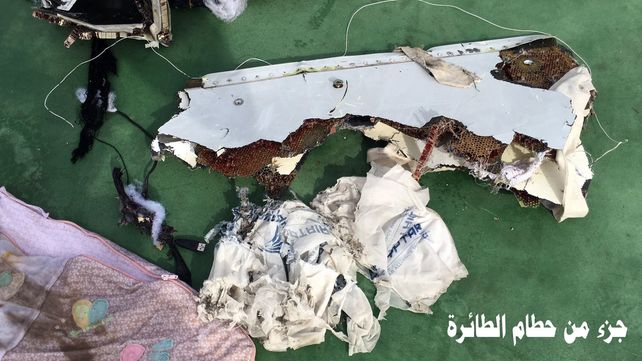 Búsqueda. Autoridades egipcias muestran restos del Airbus que cayó en el Mediterráneo antes de llegar a destino. &nbsp;