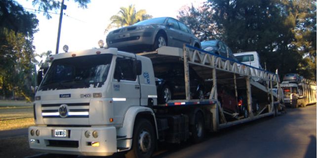 Ins&oacute;lito: utilizan el parque Independencia para descargar autos cero kil&oacute;metros