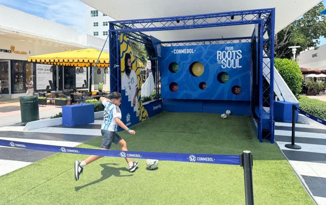 La Conmebol también organizó juegos para que los hinchas se entretengan, sobre todo los más pequeños.