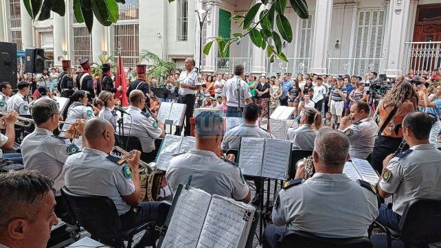 La Banda de Música de la Policía brindó un recital en la Peatonal