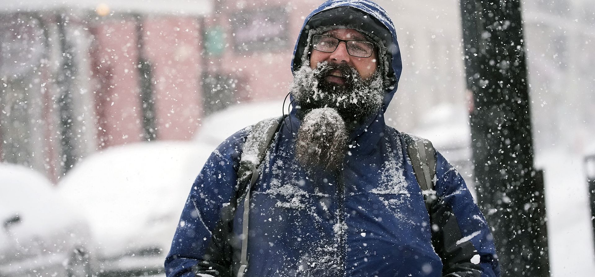 Johnathan Duval, de visita desde Jacksonville, Florida, observa la nieve durante una tormenta de nieve muy poco común en el Barrio Francés de Nueva Orleans, el martes 21 de enero de 2025. (Foto AP/Gerald Herbert) Johnathan Duval, de visita desde Jacksonville, Florida, observa la nieve durante una tormenta de nieve muy poco común en el Barrio Francés de Nueva Orleans, el martes 21 de enero de 2025. (Foto AP/Gerald Herbert)