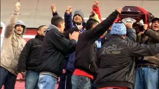 Velan en la cancha a un barra de Independiente