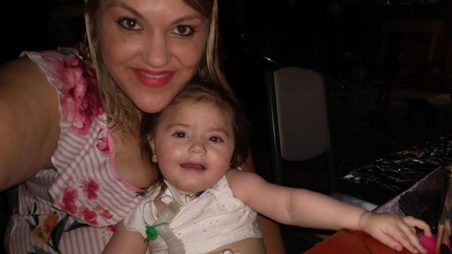 Verónica con Nina; la familia recibió con alegría y esperanza el informe que abre una ventana al futuro.